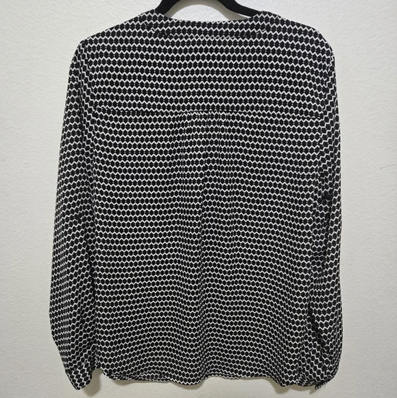Candie's Blouse Black White Zigzag Diamond Pattern V-Neck Long Sleeve - Picture 3 of 7
